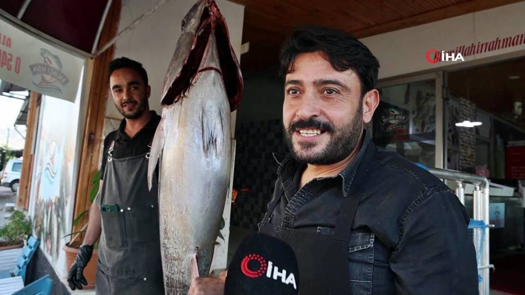 İnsan boyunda dev balık, görenlere küçük dilini yutturdu! O kentte sergileniyor 16